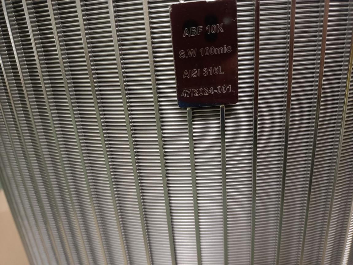 楔形丝筛筒细节实拍——AISI 316L 材质,100μm 筛缝精度标牌